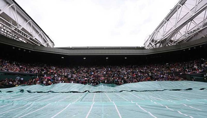 Trận đấu tạm dừng vì trời bắt đầu đổ mưa trên sân Centre Court